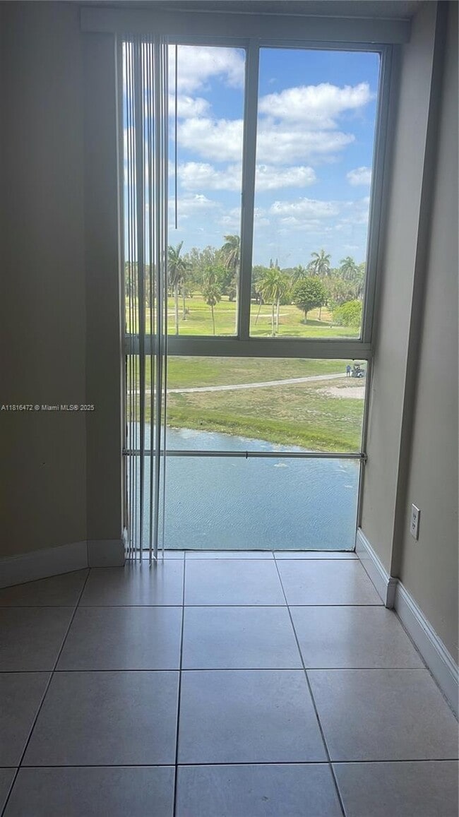 Foto del edificio - 6955 NW 186th St