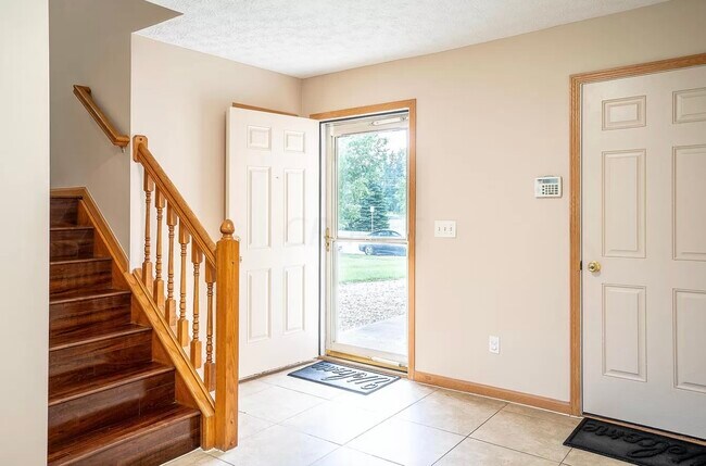 Foto del edificio - 5865 Summerlawn Dr