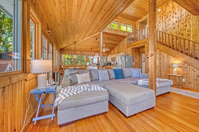 Foto del edificio - 643 Lakeshore Dr