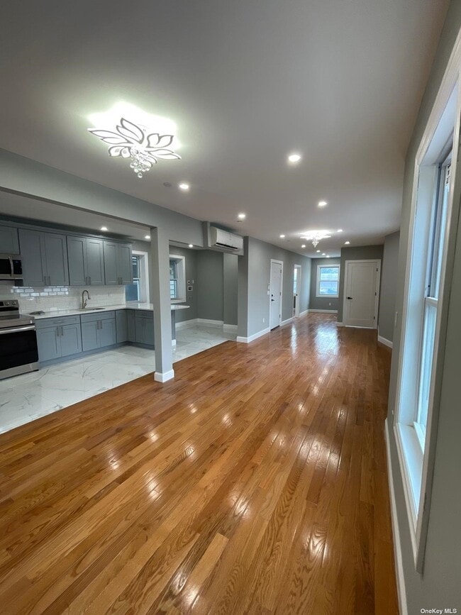 Building Photo - 9530 Van Wyck Expy