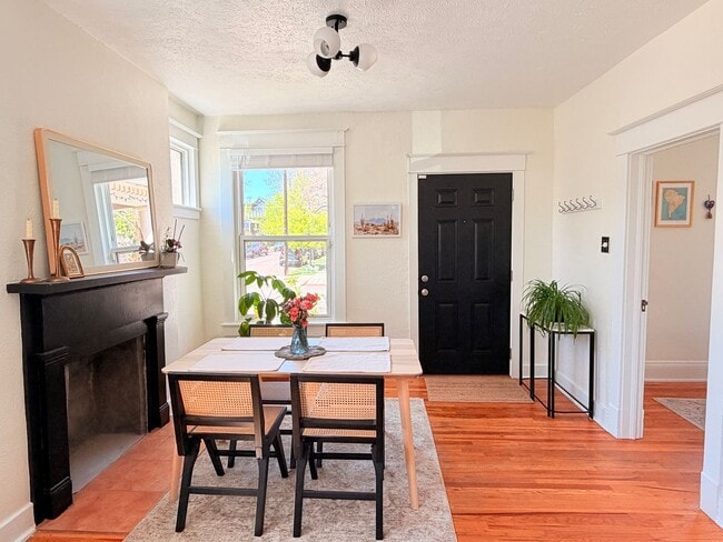 Building Photo - Charming 2 Bed 1 Bath Duplex in West Highlands
