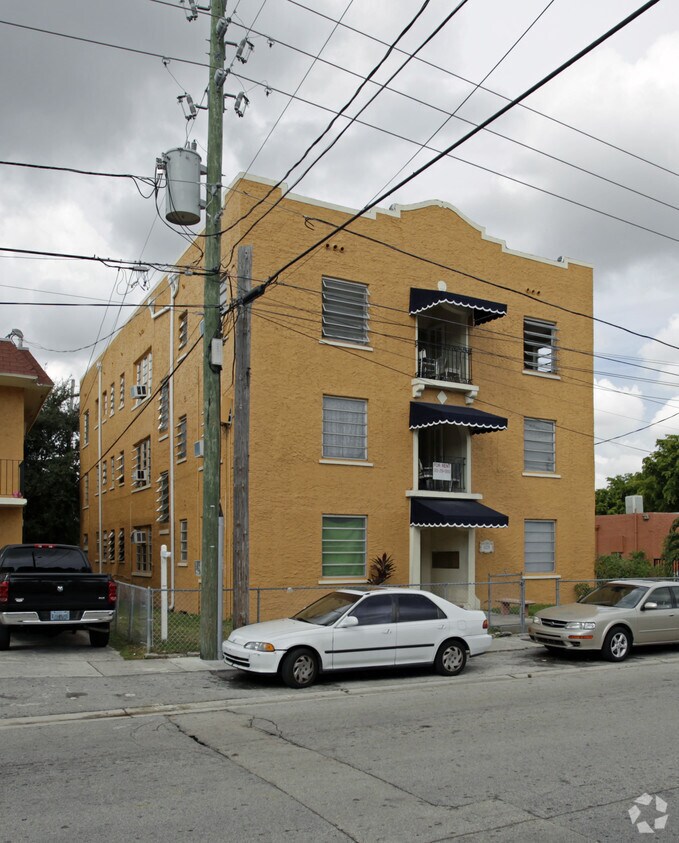 Building Photo - 820 SW 11th Ave