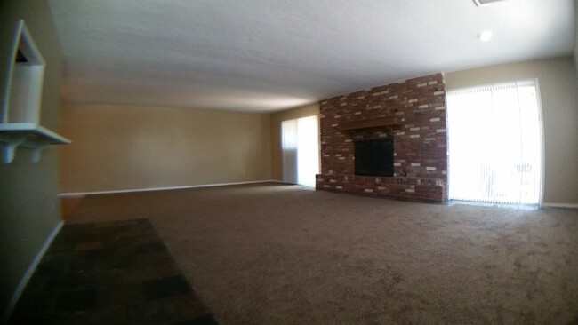 Building Photo - 6336 N Villa Ave