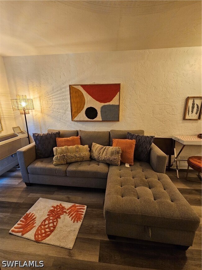 Foto del edificio - 828 Wiggins Pass Rd