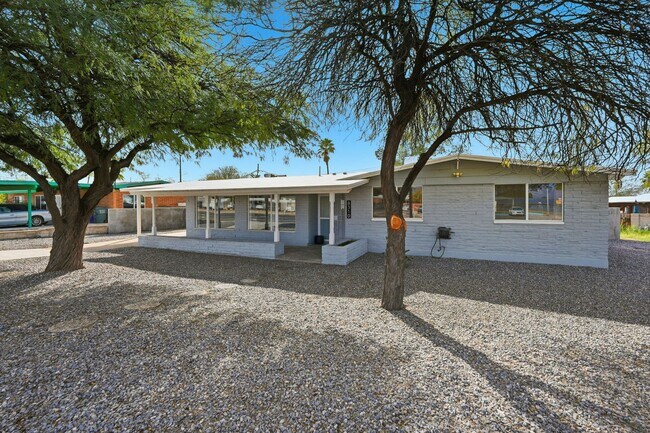 Foto del edificio - Pending/ Rented - Spacious 3-Bed, 2-Bath East Tucson Home with Large Yard & Open Layout