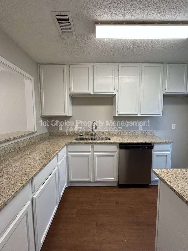 Building Photo - 7425 Kingswood Dr