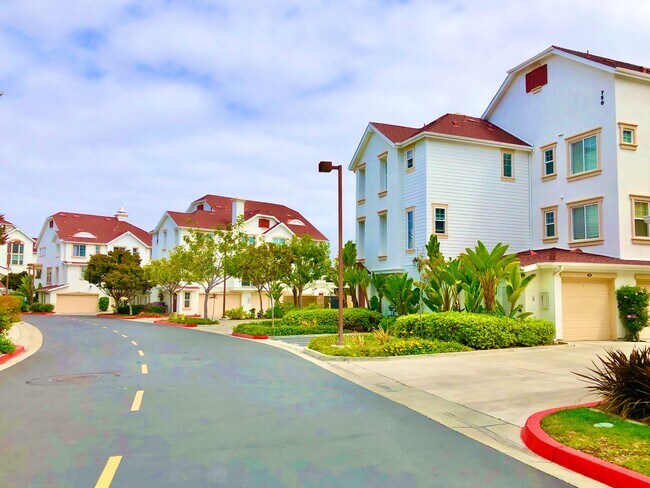 Building Photo - Beautifully Upgraded & Appointed End Condo...