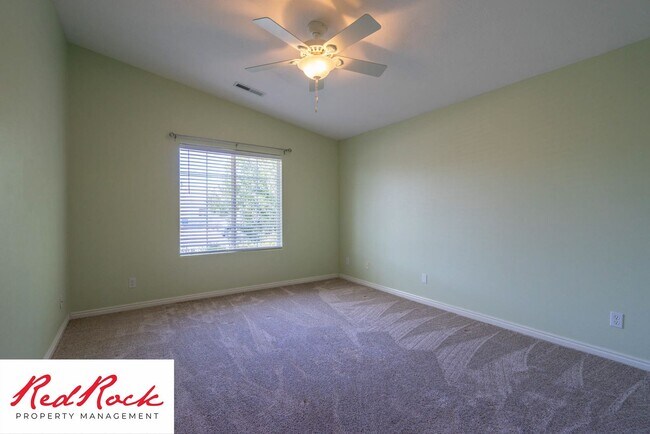 Foto del edificio - 5 Bedroom Pet Friendly Home!