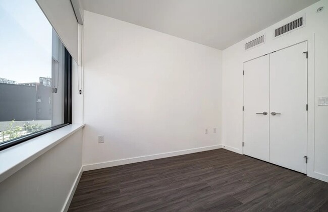 Photo du bâtiment - 210 E 5th Ave