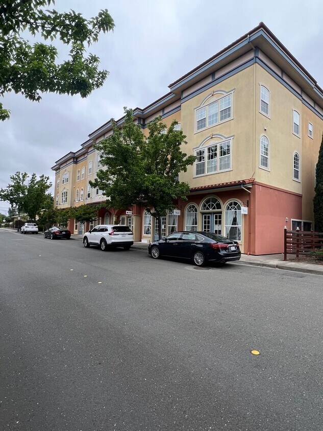 Primary Photo - Well maintained 3 Bedroom, 2.5 Bath Condo ...