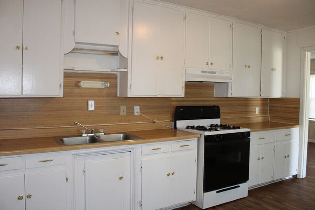 Photo - 2 Bed, Tinker Close & Garage! House