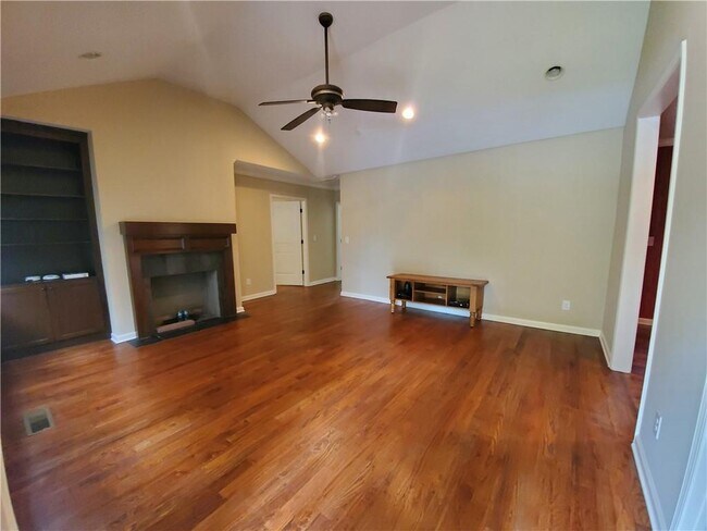 Building Photo - 2178 Ridgedale Rd NE
