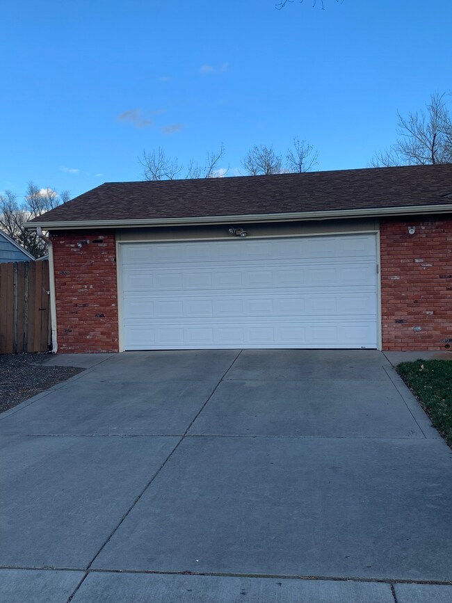 Building Photo - 3050 Desmet Dr