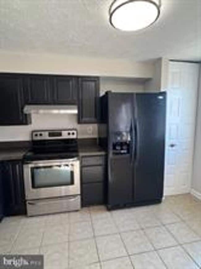 Building Photo - WELL MAINTAINED END UNIT TOWNHOUSE IN FARMBROOK