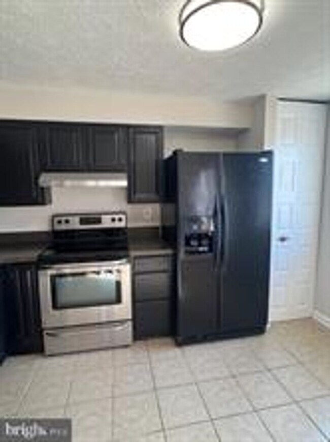 Foto del edificio - WELL MAINTAINED END UNIT TOWNHOUSE IN FARMBROOK