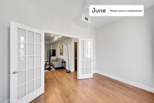 Building Photo - Private bedroom in 4 bed/1 bath Home
