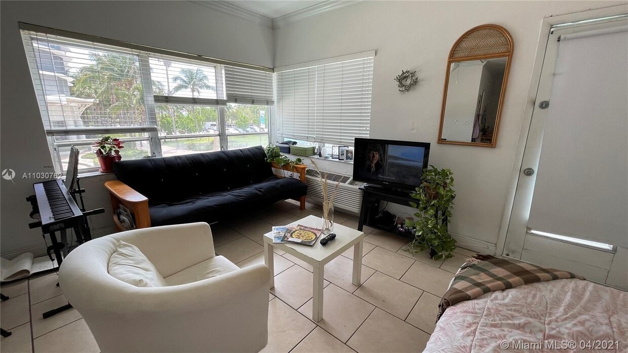 Primary Photo - 6498 Collins Ave