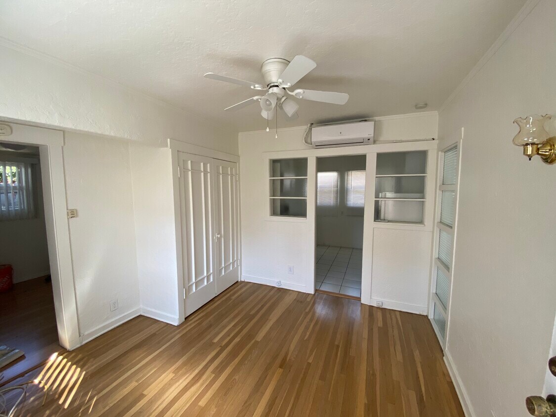 Living Room - 963 Emerson St