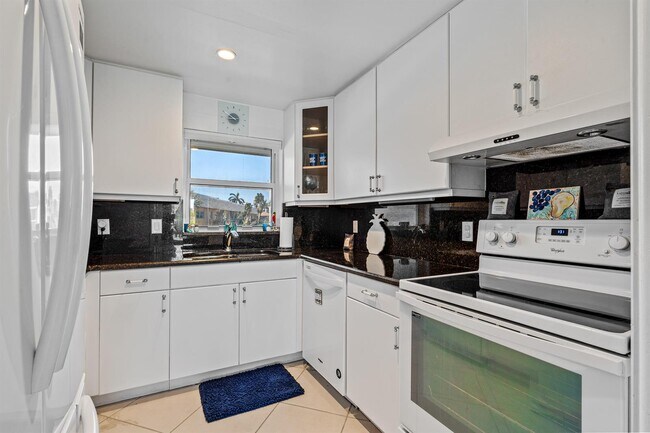 Building Photo - 231 E Lantana