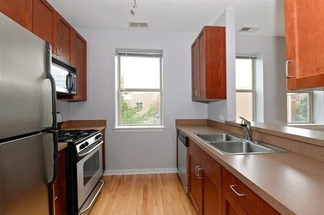 Building Photo - 1110 W Washburne Ave