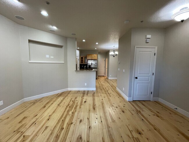 Foto del edificio - Beautiful Two Bedroom Town Home with Tons ...