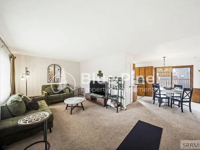 Building Photo - 407 Valley Dr