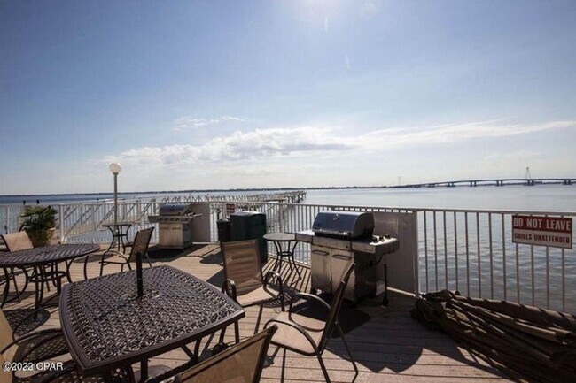 Foto del edificio - Very spacious 4 bd 3 bath Penthouse on the...