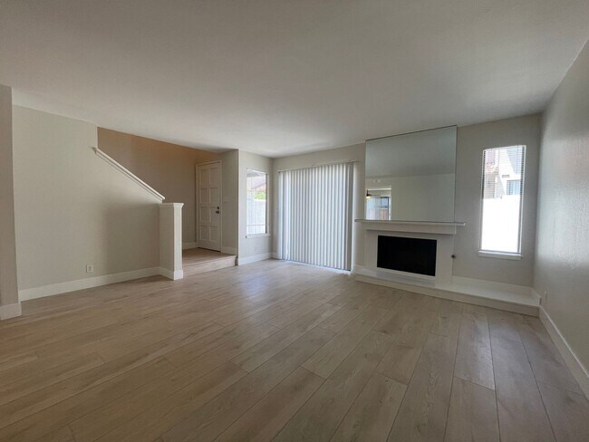 Foto del edificio - Beautiful Updated 3 Bedroom, 2 1/2 Bath Condo