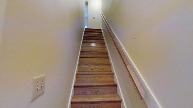 Building Photo - 45 1/2 Euclid Ave