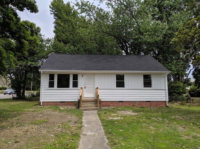Building Photo - 3 Bedroom on Oxnard - ready for mid March move in