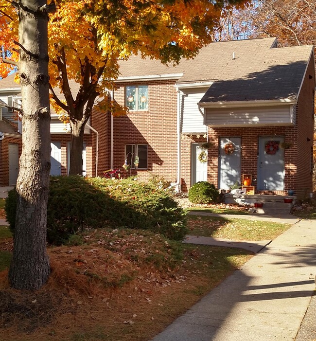 Building Photo - 502 Maple St