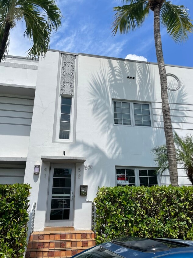 Main entrance - 1600 Michigan Ave (Miami Beach, FL)