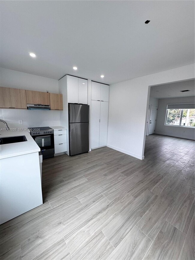 Building Photo - 2855 Royal Palm Ave