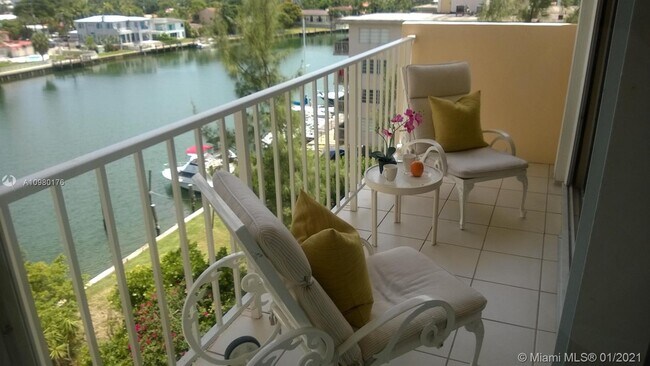 Foto del edificio - 9341 E Bay Harbor Dr