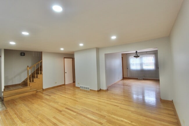 Building Photo - 7108 W Niles Ave