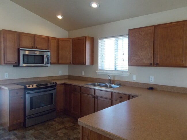 Building Photo - 5 Bed/ 3 Bath/ 2 Car Garage Open Floor Plan Home in Billings Heights