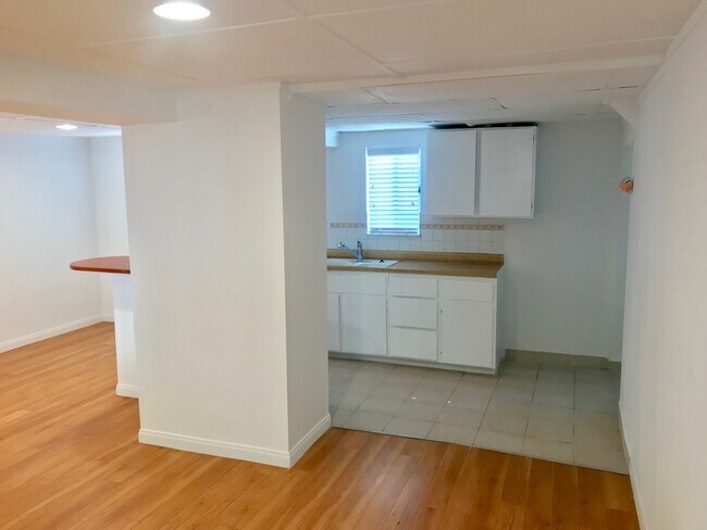 Building Photo - 925 N Orange Grove Ave