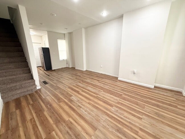 Building Photo - Stunning 2-Bed Townhome Near Temple University! Available NOW!
