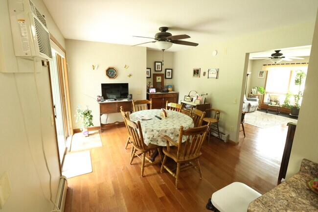 Foto del edificio - 1345 Blue Mounds St