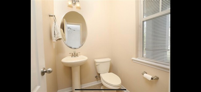 Powder room - 13883 Temin Ave
