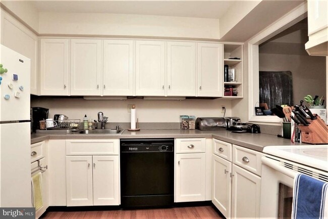 Building Photo - 8 Rex Ave