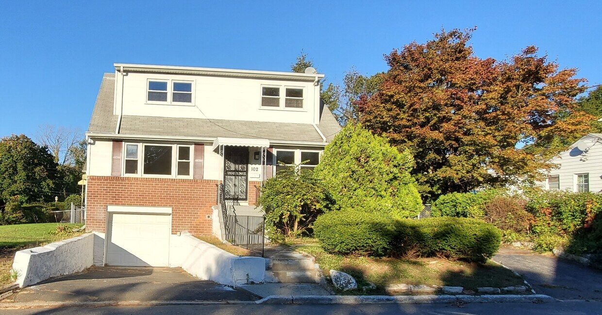 Primary Photo - 102 Florence Ave
