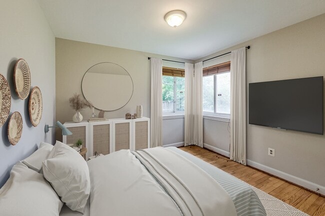 Foto del edificio - ONE LEVEL LIVING -- BETHESDA !!!  2Bed + 2.5 BA + Home Office / Fin basement,Fenced Yard - .2 to ...