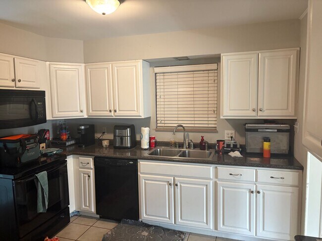 Foto del edificio - 3BR/ 2BA One-level Home in West Hills, Fenced Backyard