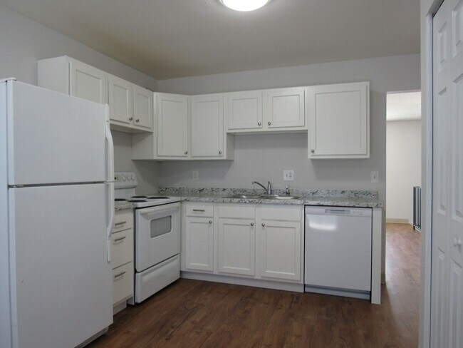 Foto del edificio - Remodeled Huge 4 Bedroom Townhome