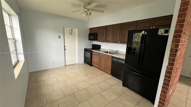 Building Photo - 6021 SW 36th Ct