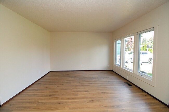 Building Photo - Beautifully Updated 3 Bedroom 1-Level Home – SE PDX