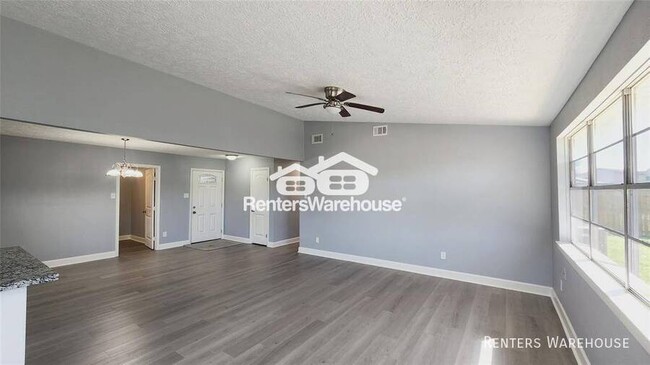 Building Photo - Lovely, renovated 3 bed, 2 bathroom home i...