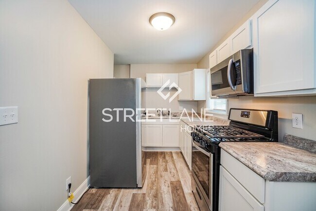 Building Photo - REDUCED!