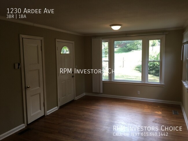 Foto del edificio - Classic 3 bed /1 bath E. Nashville home w/...